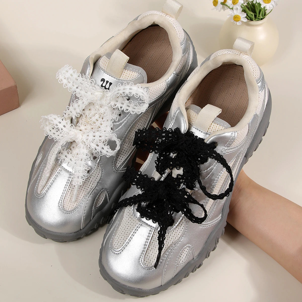 （2 pairs）New flat black and white shoelaces, suitable for men's and women's casual sports shoes with lace trim.