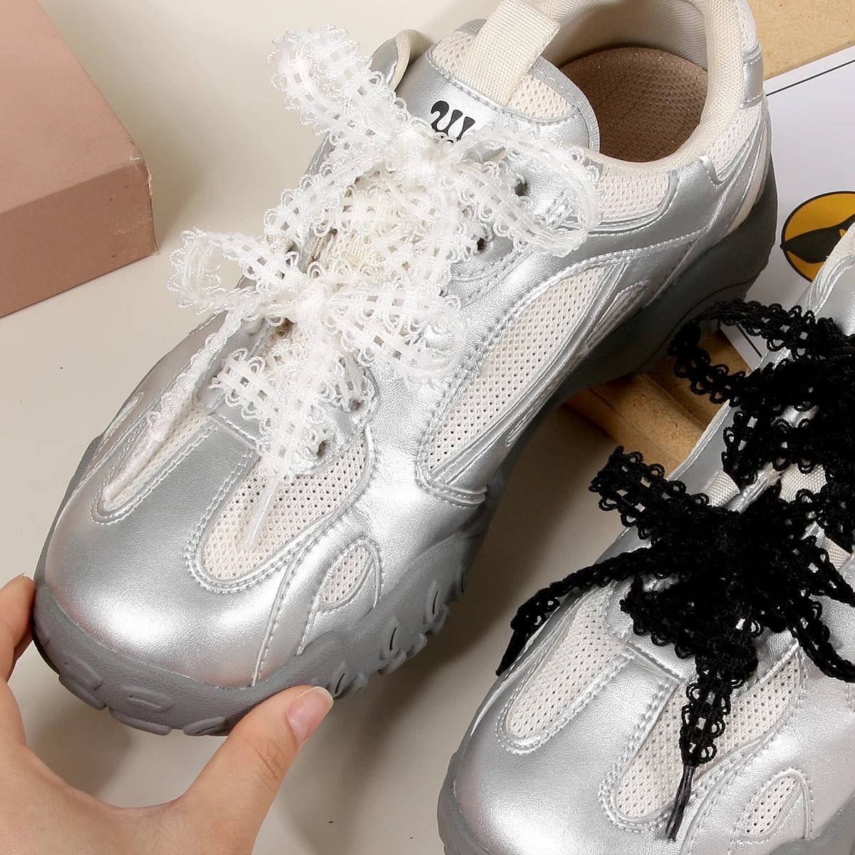 （2 pairs）New flat black and white shoelaces, suitable for men's and women's casual sports shoes with lace trim.