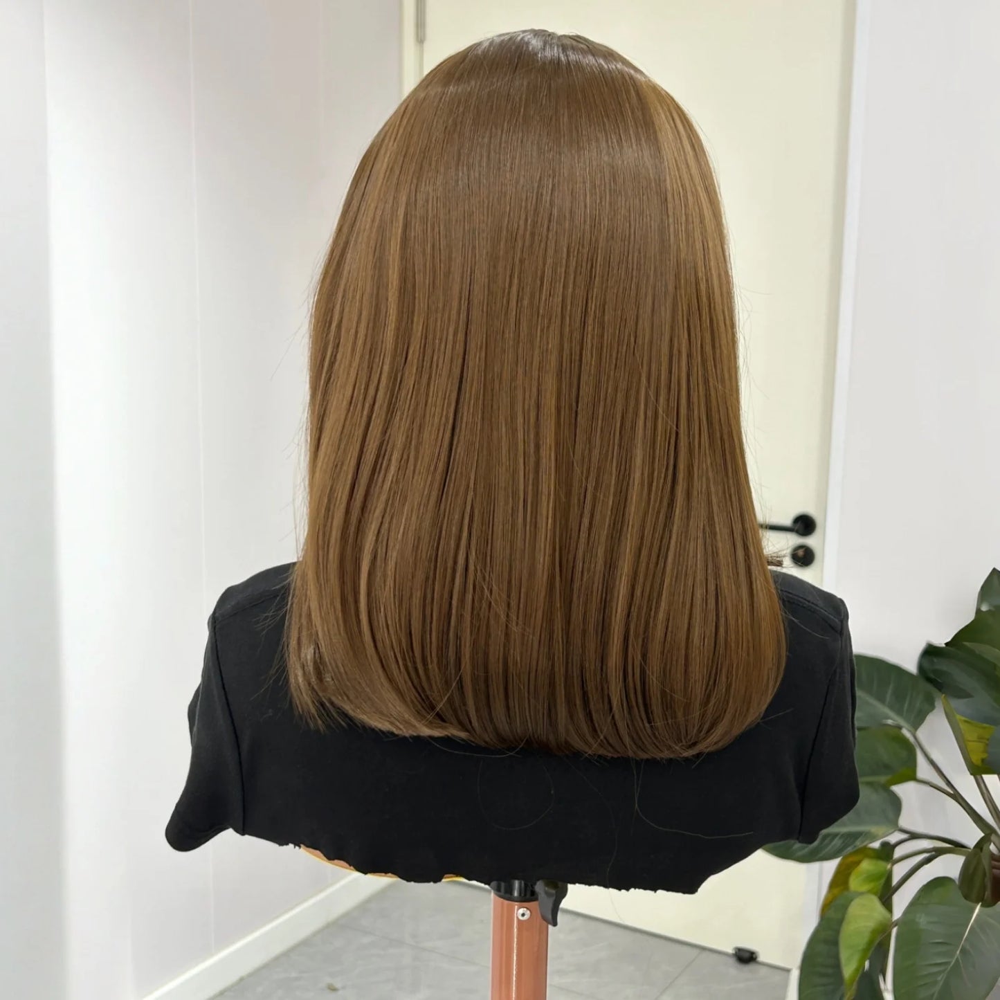 Short Wavy Brown Bob Synthetic Wig Layered Shoulder Length Middle Part Natural Straight 13X4 Lace Front Wigs for Women Daily Use