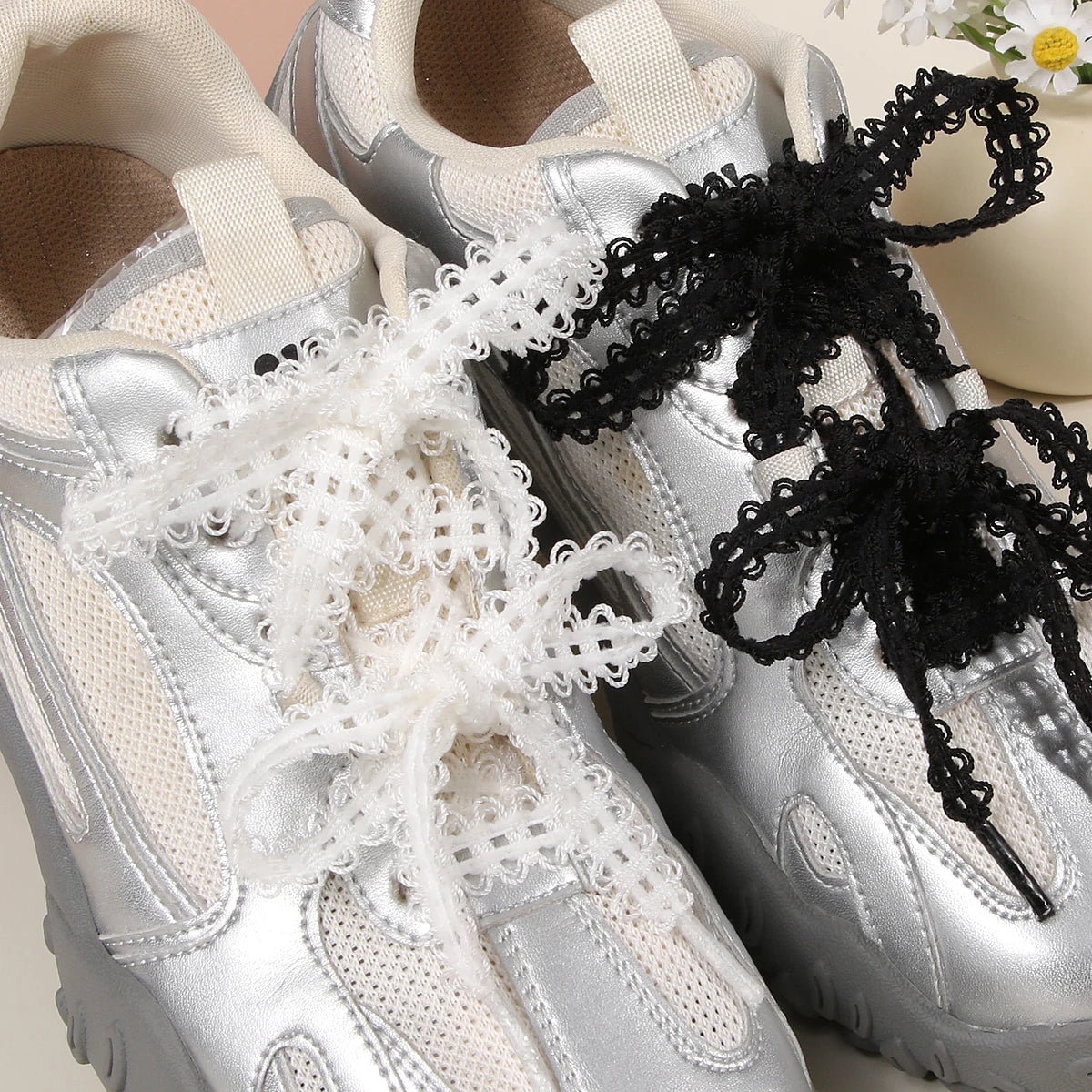 （2 pairs）New flat black and white shoelaces, suitable for men's and women's casual sports shoes with lace trim.