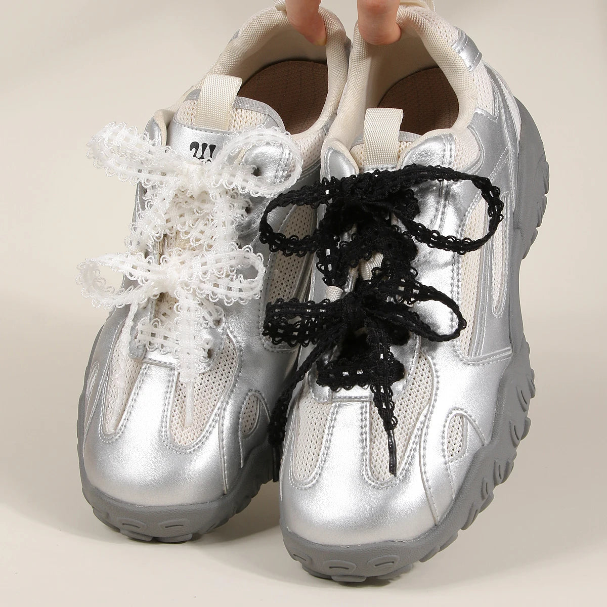 （2 pairs）New flat black and white shoelaces, suitable for men's and women's casual sports shoes with lace trim.