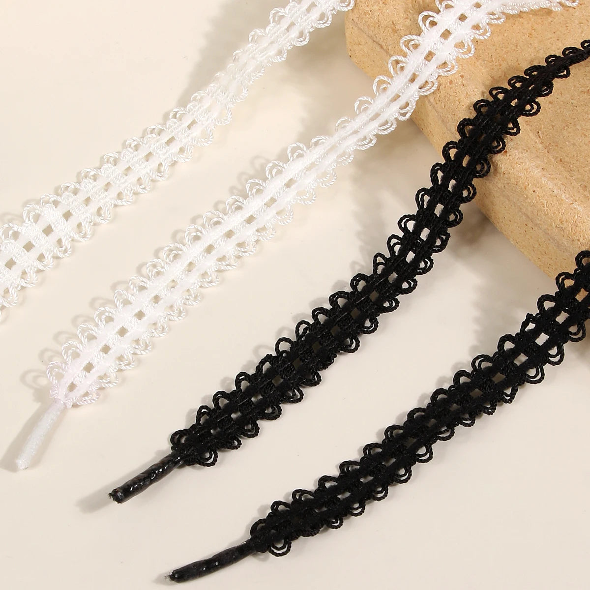 （2 pairs）New flat black and white shoelaces, suitable for men's and women's casual sports shoes with lace trim.