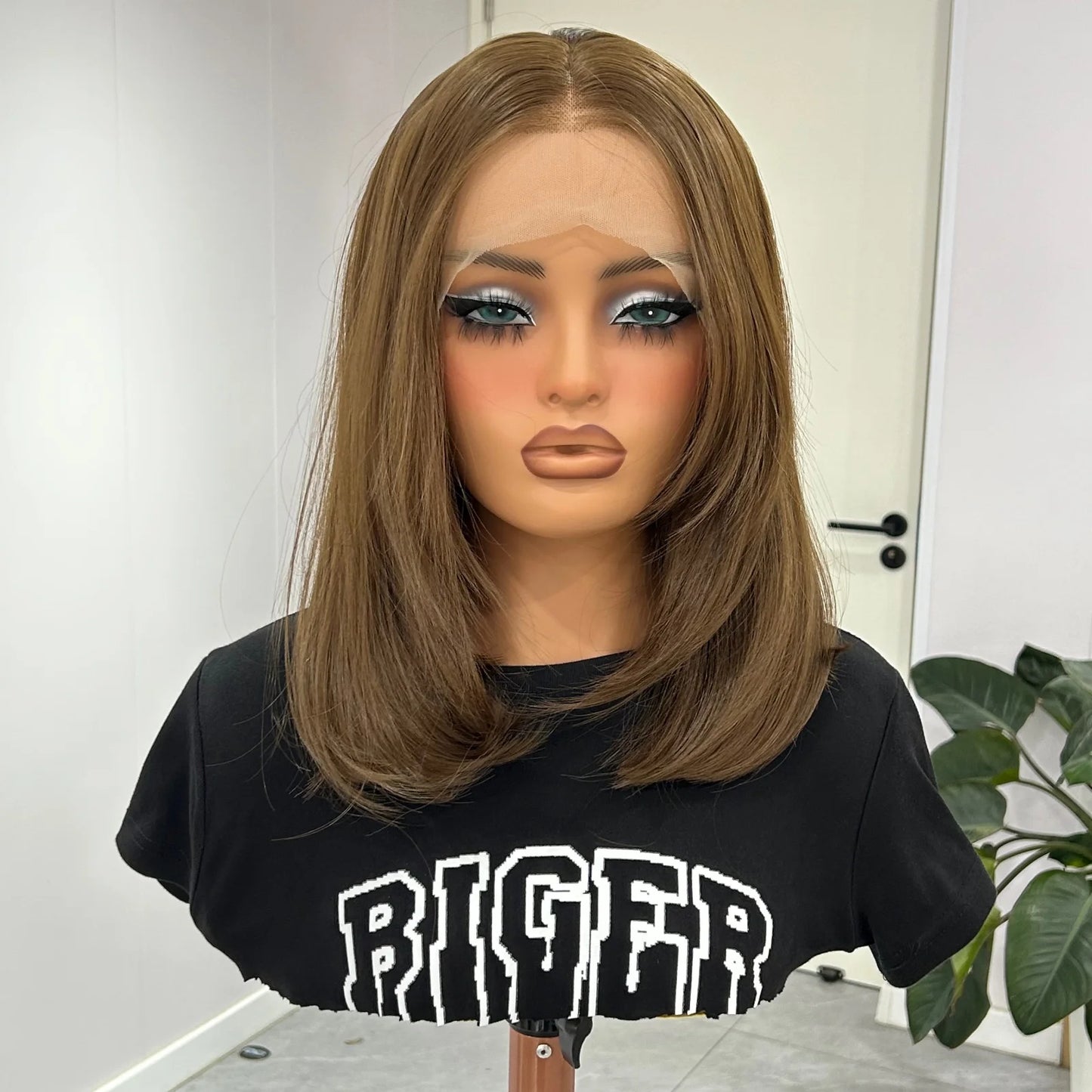 Short Wavy Brown Bob Synthetic Wig Layered Shoulder Length Middle Part Natural Straight 13X4 Lace Front Wigs for Women Daily Use