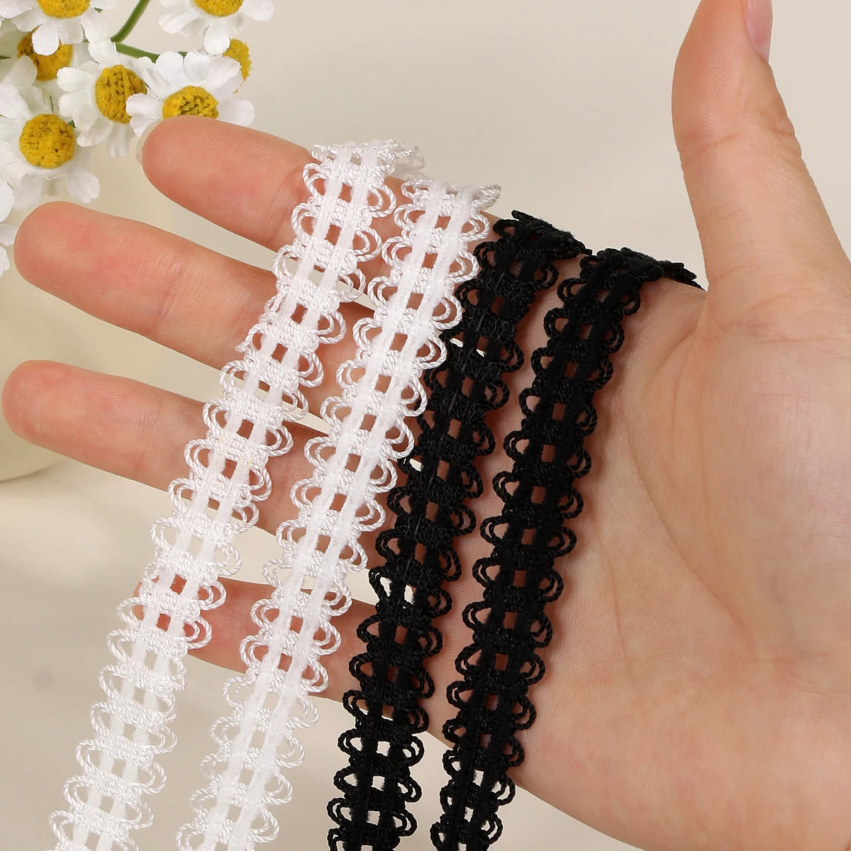 （2 pairs）New flat black and white shoelaces, suitable for men's and women's casual sports shoes with lace trim.